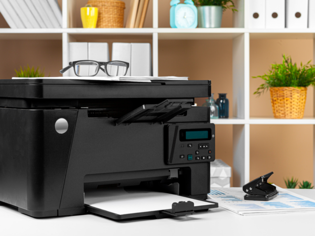 Na hora de comprar impressoras nos deparamos com as expressões: “impressora a jato de tinta” e “impressora a laser”. Para quem não é antenado no mundo gráfico essas expressões causam dúvidas e levam a perguntar:  “Qual a diferença entre os dois tipos? Qual destes é o ideal para o meu uso ou uso da minha empresa?”