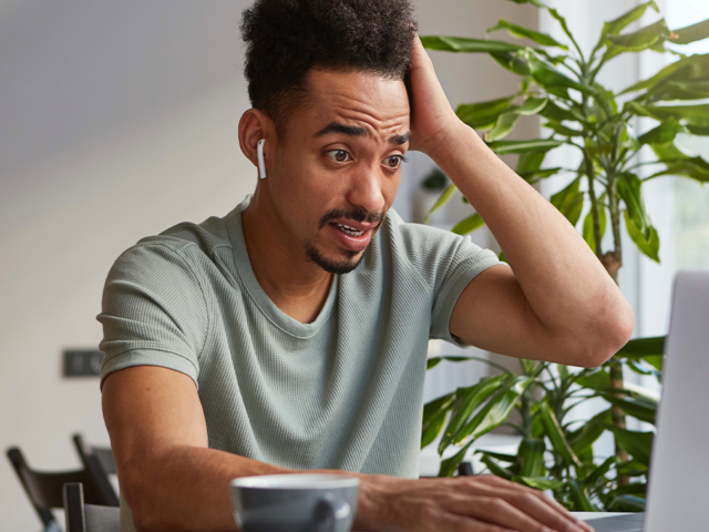 Pessoa preocupada com bug em seu computador